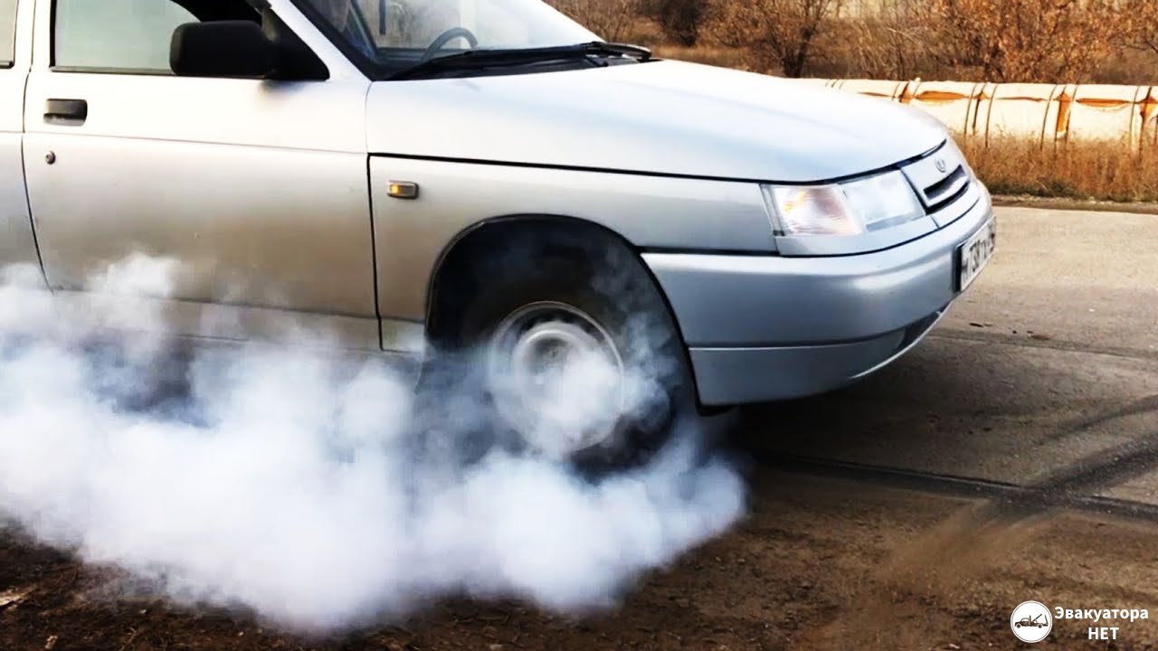 Чому моя машина пахне горілою гумою після поїздки